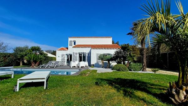 TALMONT SAINT HILAIRE, PROCHE  DE LA BAIE DE CAYOLA, Découvrez cette charmante maison de style méditerranéen implantée sur un magnifique terrain paysagé de 1500m2 environ, parfaitement entretenu et offrant un cadre de vie privilégié, au calme et sans vis à vis.
L'accès à la propriété se fait par une allée arborée garantissant tranquillité et intimité.
La maison s'ouvre sur un grand séjour lumineux, avec cheminée, idéal pour les moments conviviaux, ainsi qu'une salle à manger donnant directement sur une agréable terrasse. La cuisine indépendante, entièrement équipée, offre un espace fonctionnel et confortable au quotidien.
Au rez-de-chaussée, vous trouverez:
- Deux chambres de plain-pied
- Une salle d'eau avec une douche à l'italienne
- Un séjour lumineux avec une cheminée
- Une salle à manger spacieuse
- Une cuisine moderne
A l'étage:
- Deux chambres supplémentaires
- Une salle de bain
A l'extérieur, le jardin soigneusement entretenu accueille une belle piscine sans vis à vis, idéale pour profiter pleinement des journées ensoleillées.
Un garage complète ce bien.
Une maison idéale pour une résidence principale ou secondaire, alliant confort, charme et tranquillité.
A découvrir sans tarder!