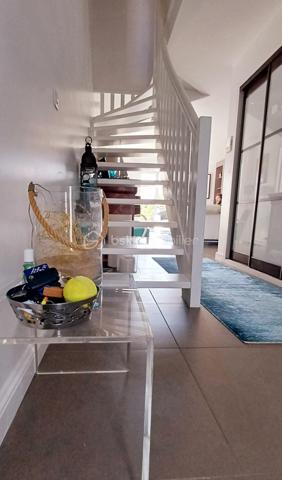 TALMONT SAINT HILAIRE, PROCHE  DE LA BAIE DE CAYOLA, Découvrez cette charmante maison de style méditerranéen implantée sur un magnifique terrain paysagé de 1500m2 environ, parfaitement entretenu et offrant un cadre de vie privilégié, au calme et sans vis à vis.
L'accès à la propriété se fait par une allée arborée garantissant tranquillité et intimité.
La maison s'ouvre sur un grand séjour lumineux, avec cheminée, idéal pour les moments conviviaux, ainsi qu'une salle à manger donnant directement sur une agréable terrasse. La cuisine indépendante, entièrement équipée, offre un espace fonctionnel et confortable au quotidien.
Au rez-de-chaussée, vous trouverez:
- Deux chambres de plain-pied
- Une salle d'eau avec une douche à l'italienne
- Un séjour lumineux avec une cheminée
- Une salle à manger spacieuse
- Une cuisine moderne
A l'étage:
- Deux chambres supplémentaires
- Une salle de bain
A l'extérieur, le jardin soigneusement entretenu accueille une belle piscine sans vis à vis, idéale pour profiter pleinement des journées ensoleillées.
Un garage complète ce bien.
Une maison idéale pour une résidence principale ou secondaire, alliant confort, charme et tranquillité.
A découvrir sans tarder!
