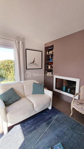 TALMONT SAINT HILAIRE, PROCHE  DE LA BAIE DE CAYOLA, Découvrez cette charmante maison de style méditerranéen implantée sur un magnifique terrain paysagé de 1500m2 environ, parfaitement entretenu et offrant un cadre de vie privilégié, au calme et sans vis à vis.
L'accès à la propriété se fait par une allée arborée garantissant tranquillité et intimité.
La maison s'ouvre sur un grand séjour lumineux, avec cheminée, idéal pour les moments conviviaux, ainsi qu'une salle à manger donnant directement sur une agréable terrasse. La cuisine indépendante, entièrement équipée, offre un espace fonctionnel et confortable au quotidien.
Au rez-de-chaussée, vous trouverez:
- Deux chambres de plain-pied
- Une salle d'eau avec une douche à l'italienne
- Un séjour lumineux avec une cheminée
- Une salle à manger spacieuse
- Une cuisine moderne
A l'étage:
- Deux chambres supplémentaires
- Une salle de bain
A l'extérieur, le jardin soigneusement entretenu accueille une belle piscine sans vis à vis, idéale pour profiter pleinement des journées ensoleillées.
Un garage complète ce bien.
Une maison idéale pour une résidence principale ou secondaire, alliant confort, charme et tranquillité.
A découvrir sans tarder!
