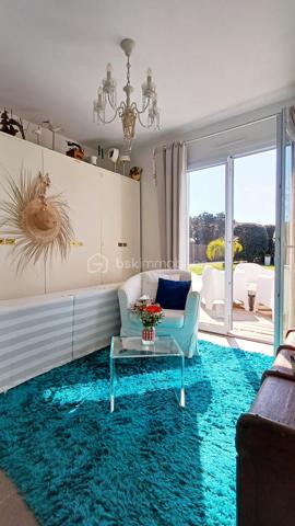 TALMONT SAINT HILAIRE, PROCHE  DE LA BAIE DE CAYOLA, Découvrez cette charmante maison de style méditerranéen implantée sur un magnifique terrain paysagé de 1500m2 environ, parfaitement entretenu et offrant un cadre de vie privilégié, au calme et sans vis à vis.
L'accès à la propriété se fait par une allée arborée garantissant tranquillité et intimité.
La maison s'ouvre sur un grand séjour lumineux, avec cheminée, idéal pour les moments conviviaux, ainsi qu'une salle à manger donnant directement sur une agréable terrasse. La cuisine indépendante, entièrement équipée, offre un espace fonctionnel et confortable au quotidien.
Au rez-de-chaussée, vous trouverez:
- Deux chambres de plain-pied
- Une salle d'eau avec une douche à l'italienne
- Un séjour lumineux avec une cheminée
- Une salle à manger spacieuse
- Une cuisine moderne
A l'étage:
- Deux chambres supplémentaires
- Une salle de bain
A l'extérieur, le jardin soigneusement entretenu accueille une belle piscine sans vis à vis, idéale pour profiter pleinement des journées ensoleillées.
Un garage complète ce bien.
Une maison idéale pour une résidence principale ou secondaire, alliant confort, charme et tranquillité.
A découvrir sans tarder!