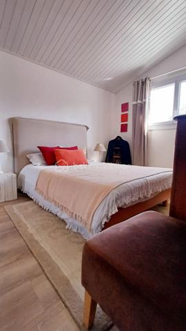 TALMONT SAINT HILAIRE, PROCHE  DE LA BAIE DE CAYOLA, Découvrez cette charmante maison de style méditerranéen implantée sur un magnifique terrain paysagé de 1500m2 environ, parfaitement entretenu et offrant un cadre de vie privilégié, au calme et sans vis à vis.
L'accès à la propriété se fait par une allée arborée garantissant tranquillité et intimité.
La maison s'ouvre sur un grand séjour lumineux, avec cheminée, idéal pour les moments conviviaux, ainsi qu'une salle à manger donnant directement sur une agréable terrasse. La cuisine indépendante, entièrement équipée, offre un espace fonctionnel et confortable au quotidien.
Au rez-de-chaussée, vous trouverez:
- Deux chambres de plain-pied
- Une salle d'eau avec une douche à l'italienne
- Un séjour lumineux avec une cheminée
- Une salle à manger spacieuse
- Une cuisine moderne
A l'étage:
- Deux chambres supplémentaires
- Une salle de bain
A l'extérieur, le jardin soigneusement entretenu accueille une belle piscine sans vis à vis, idéale pour profiter pleinement des journées ensoleillées.
Un garage complète ce bien.
Une maison idéale pour une résidence principale ou secondaire, alliant confort, charme et tranquillité.
A découvrir sans tarder!