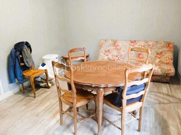 Situé dans une rue peu passante du quartier recherché de Bodélio, cet appartement de type 2 pièces prend place au sein d'une petite résidence des années 70.
L'entrée en étoile dessert harmonieusement :
- Une cuisine indépendante
- Un séjour lumineux
- une chambre
- Salle d'eau et sanitaires
Cet appartement offre une belle base pour un premier achat, un investissement locatif ou un pied-à-terre.
Quelques travaux de décoration permettront de lui redonner tout son potentiel et d'en faire un lieu de vie agréable et personnalisé.
Proximité des commerces, transports et commodités.
Prenez rendez-vous Exclusivement avec Edith L'Honoré, pour organiser la visite.