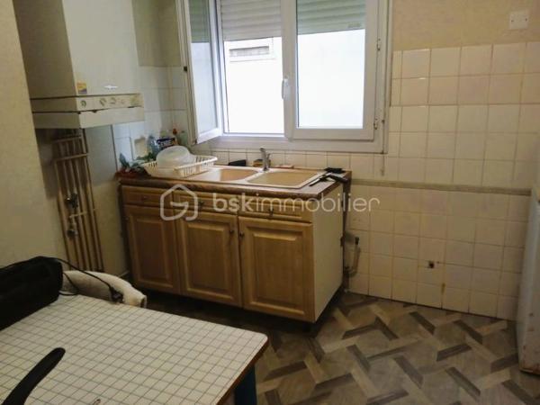 Situé dans une rue peu passante du quartier recherché de Bodélio, cet appartement de type 2 pièces prend place au sein d'une petite résidence des années 70.
L'entrée en étoile dessert harmonieusement :
- Une cuisine indépendante
- Un séjour lumineux
- une chambre
- Salle d'eau et sanitaires
Cet appartement offre une belle base pour un premier achat, un investissement locatif ou un pied-à-terre.
Quelques travaux de décoration permettront de lui redonner tout son potentiel et d'en faire un lieu de vie agréable et personnalisé.
Proximité des commerces, transports et commodités.
Prenez rendez-vous Exclusivement avec Edith L'Honoré, pour organiser la visite.