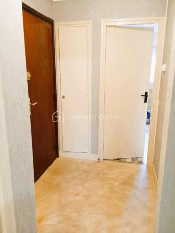 Situé dans une rue peu passante du quartier recherché de Bodélio, cet appartement de type 2 pièces prend place au sein d'une petite résidence des années 70.
L'entrée en étoile dessert harmonieusement :
- Une cuisine indépendante
- Un séjour lumineux
- une chambre
- Salle d'eau et sanitaires
Cet appartement offre une belle base pour un premier achat, un investissement locatif ou un pied-à-terre.
Quelques travaux de décoration permettront de lui redonner tout son potentiel et d'en faire un lieu de vie agréable et personnalisé.
Proximité des commerces, transports et commodités.
Prenez rendez-vous Exclusivement avec Edith L'Honoré, pour organiser la visite.