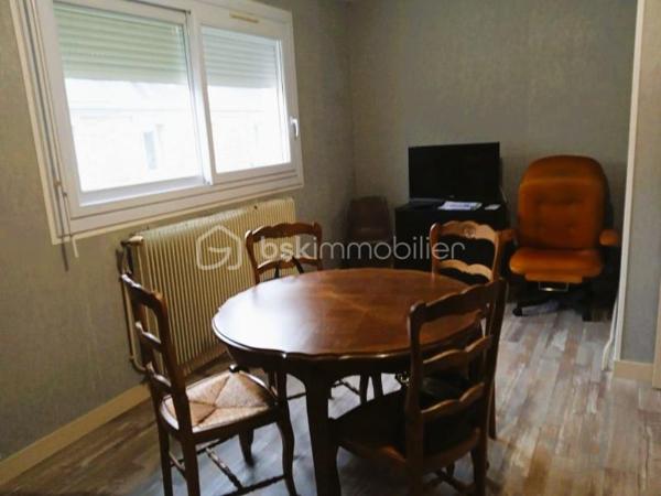 Situé dans une rue peu passante du quartier recherché de Bodélio, cet appartement de type 2 pièces prend place au sein d'une petite résidence des années 70.
L'entrée en étoile dessert harmonieusement :
- Une cuisine indépendante
- Un séjour lumineux
- une chambre
- Salle d'eau et sanitaires
Cet appartement offre une belle base pour un premier achat, un investissement locatif ou un pied-à-terre.
Quelques travaux de décoration permettront de lui redonner tout son potentiel et d'en faire un lieu de vie agréable et personnalisé.
Proximité des commerces, transports et commodités.
Prenez rendez-vous Exclusivement avec Edith L'Honoré, pour organiser la visite.