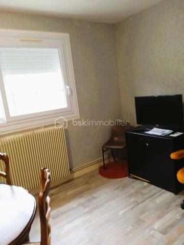 Situé dans une rue peu passante du quartier recherché de Bodélio, cet appartement de type 2 pièces prend place au sein d'une petite résidence des années 70.
L'entrée en étoile dessert harmonieusement :
- Une cuisine indépendante
- Un séjour lumineux
- une chambre
- Salle d'eau et sanitaires
Cet appartement offre une belle base pour un premier achat, un investissement locatif ou un pied-à-terre.
Quelques travaux de décoration permettront de lui redonner tout son potentiel et d'en faire un lieu de vie agréable et personnalisé.
Proximité des commerces, transports et commodités.
Prenez rendez-vous Exclusivement avec Edith L'Honoré, pour organiser la visite.