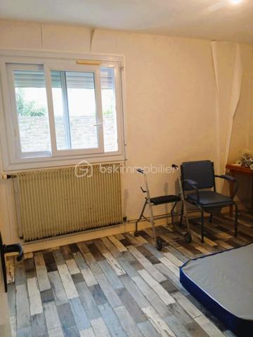 Situé dans une rue peu passante du quartier recherché de Bodélio, cet appartement de type 2 pièces prend place au sein d'une petite résidence des années 70.
L'entrée en étoile dessert harmonieusement :
- Une cuisine indépendante
- Un séjour lumineux
- une chambre
- Salle d'eau et sanitaires
Cet appartement offre une belle base pour un premier achat, un investissement locatif ou un pied-à-terre.
Quelques travaux de décoration permettront de lui redonner tout son potentiel et d'en faire un lieu de vie agréable et personnalisé.
Proximité des commerces, transports et commodités.
Prenez rendez-vous Exclusivement avec Edith L'Honoré, pour organiser la visite.