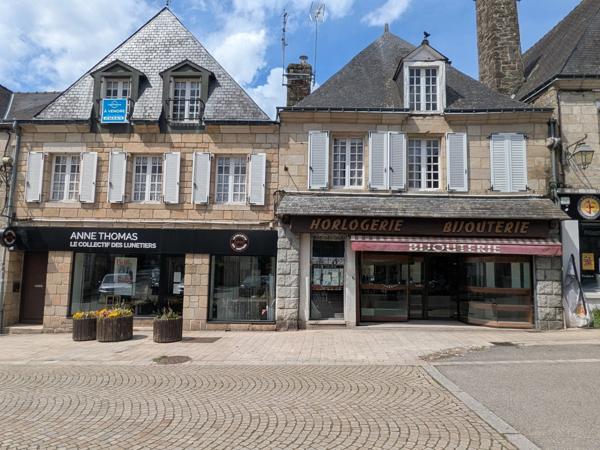GUEMENE SUR SCORFF IMMEUBLE DE RAPPORT COMPOSÉ D' UN APPARTEMENT DE 153m² ENVION, D UN STUDIO DE 38m2 LOCAUX COMMERCIAUX, 1 MAISON EN PIERRE SOUS ARDOISES À RÉNOVER UNE PARCELLE DE 698m²