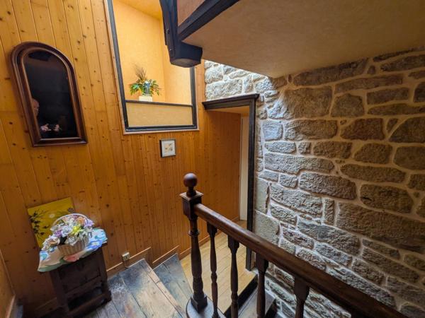 GUEMENE SUR SCORFF IMMEUBLE DE RAPPORT COMPOSÉ D' UN APPARTEMENT DE 153m² ENVION, D UN STUDIO DE 38m2 LOCAUX COMMERCIAUX, 1 MAISON EN PIERRE SOUS ARDOISES À RÉNOVER UNE PARCELLE DE 698m²