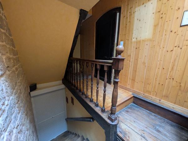 GUEMENE SUR SCORFF IMMEUBLE DE RAPPORT COMPOSÉ D' UN APPARTEMENT DE 153m² ENVION, D UN STUDIO DE 38m2 LOCAUX COMMERCIAUX, 1 MAISON EN PIERRE SOUS ARDOISES À RÉNOVER UNE PARCELLE DE 698m²