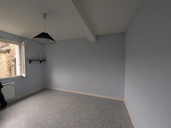 GUEMENE SUR SCORFF IMMEUBLE DE RAPPORT COMPOSÉ D' UN APPARTEMENT DE 153m² ENVION, D UN STUDIO DE 38m2 LOCAUX COMMERCIAUX, 1 MAISON EN PIERRE SOUS ARDOISES À RÉNOVER UNE PARCELLE DE 698m²
