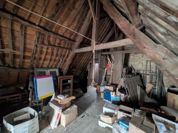 GUEMENE SUR SCORFF IMMEUBLE DE RAPPORT COMPOSÉ D' UN APPARTEMENT DE 153m² ENVION, D UN STUDIO DE 38m2 LOCAUX COMMERCIAUX, 1 MAISON EN PIERRE SOUS ARDOISES À RÉNOVER UNE PARCELLE DE 698m²