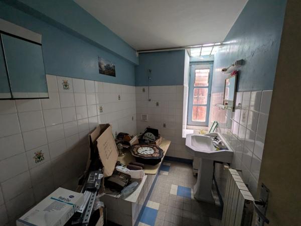 GUEMENE SUR SCORFF IMMEUBLE DE RAPPORT COMPOSÉ D' UN APPARTEMENT DE 153m² ENVION, D UN STUDIO DE 38m2 LOCAUX COMMERCIAUX, 1 MAISON EN PIERRE SOUS ARDOISES À RÉNOVER UNE PARCELLE DE 698m²