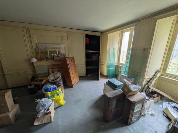 GUEMENE SUR SCORFF IMMEUBLE DE RAPPORT COMPOSÉ D' UN APPARTEMENT DE 153m² ENVION, D UN STUDIO DE 38m2 LOCAUX COMMERCIAUX, 1 MAISON EN PIERRE SOUS ARDOISES À RÉNOVER UNE PARCELLE DE 698m²