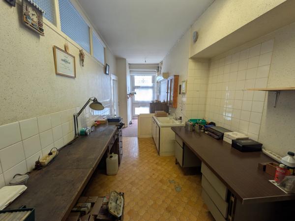 GUEMENE SUR SCORFF IMMEUBLE DE RAPPORT COMPOSÉ D' UN APPARTEMENT DE 153m² ENVION, D UN STUDIO DE 38m2 LOCAUX COMMERCIAUX, 1 MAISON EN PIERRE SOUS ARDOISES À RÉNOVER UNE PARCELLE DE 698m²