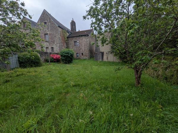 GUEMENE SUR SCORFF IMMEUBLE DE RAPPORT COMPOSÉ D' UN APPARTEMENT DE 153m² ENVION, D UN STUDIO DE 38m2 LOCAUX COMMERCIAUX, 1 MAISON EN PIERRE SOUS ARDOISES À RÉNOVER UNE PARCELLE DE 698m²