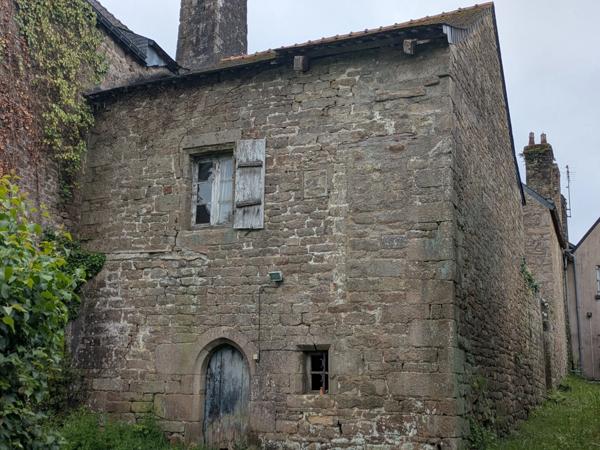 GUEMENE SUR SCORFF IMMEUBLE DE RAPPORT COMPOSÉ D' UN APPARTEMENT DE 153m² ENVION, D UN STUDIO DE 38m2 LOCAUX COMMERCIAUX, 1 MAISON EN PIERRE SOUS ARDOISES À RÉNOVER UNE PARCELLE DE 698m²