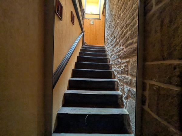 GUEMENE SUR SCORFF IMMEUBLE DE RAPPORT COMPOSÉ D' UN APPARTEMENT DE 153m² ENVION, D UN STUDIO DE 38m2 LOCAUX COMMERCIAUX, 1 MAISON EN PIERRE SOUS ARDOISES À RÉNOVER UNE PARCELLE DE 698m²