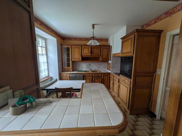 GUEMENE SUR SCORFF IMMEUBLE DE RAPPORT COMPOSÉ D' UN APPARTEMENT DE 153m² ENVION, D UN STUDIO DE 38m2 LOCAUX COMMERCIAUX, 1 MAISON EN PIERRE SOUS ARDOISES À RÉNOVER UNE PARCELLE DE 698m²