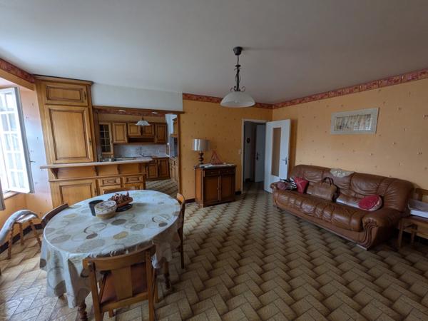 GUEMENE SUR SCORFF IMMEUBLE DE RAPPORT COMPOSÉ D' UN APPARTEMENT DE 153m² ENVION, D UN STUDIO DE 38m2 LOCAUX COMMERCIAUX, 1 MAISON EN PIERRE SOUS ARDOISES À RÉNOVER UNE PARCELLE DE 698m²