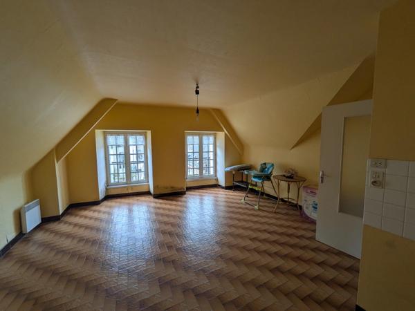 GUEMENE SUR SCORFF IMMEUBLE DE RAPPORT COMPOSÉ D' UN APPARTEMENT DE 153m² ENVION, D UN STUDIO DE 38m2 LOCAUX COMMERCIAUX, 1 MAISON EN PIERRE SOUS ARDOISES À RÉNOVER UNE PARCELLE DE 698m²
