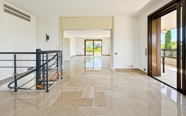 Appartement à vendre    6 pièces • 270,58 m2 Cannes