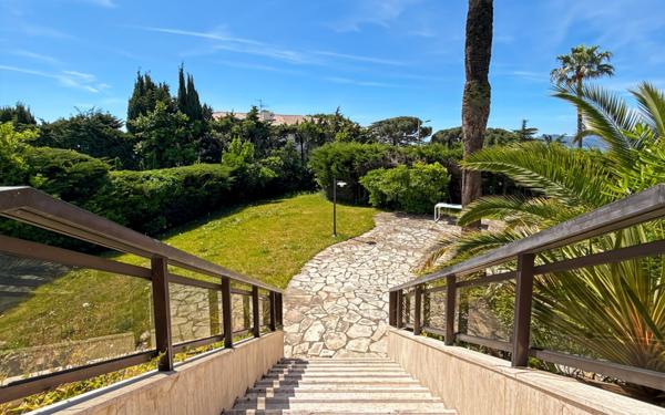 Appartement à vendre    6 pièces • 270,58 m2 Cannes