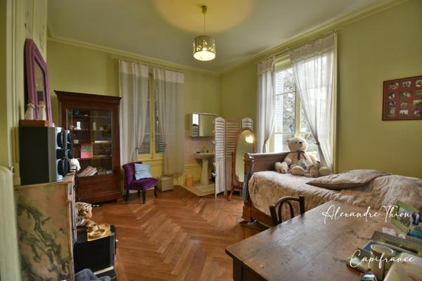 Maison Bourgeoise à vendre 13 pièces CREPIEUX LA PAPE (69)