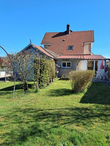 Maison individuelle de type 6 avec garage.
