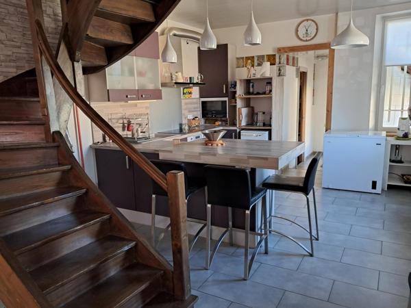 Maison individuelle de type 6 avec garage.