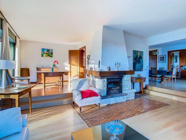 BELLE MAISON SITUEE DANS UN GRAND PARC ARBORE