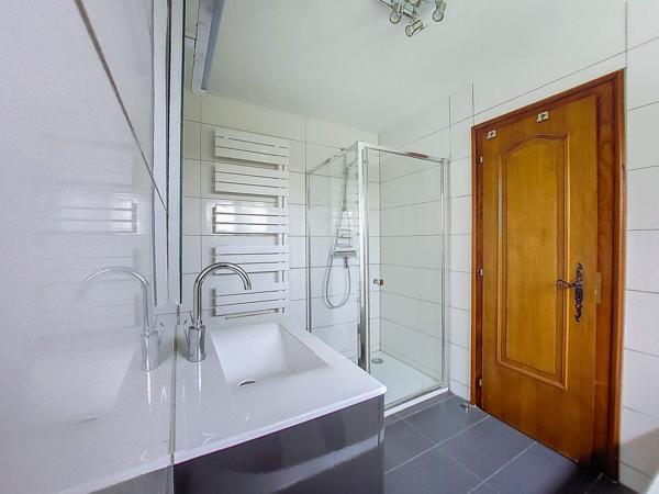 BELLE MAISON SITUEE DANS UN GRAND PARC ARBORE