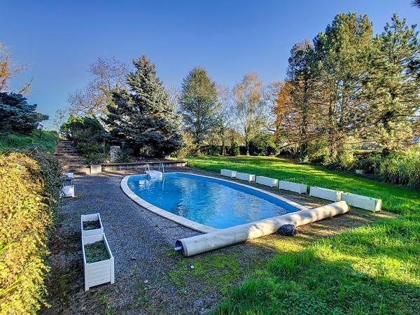 BELLE MAISON SITUEE DANS UN GRAND PARC ARBORE