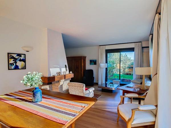 BELLE MAISON SITUEE DANS UN GRAND PARC ARBORE