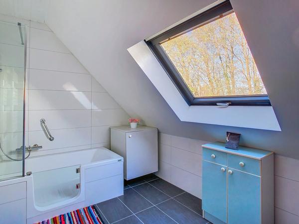 BELLE MAISON SITUEE DANS UN GRAND PARC ARBORE