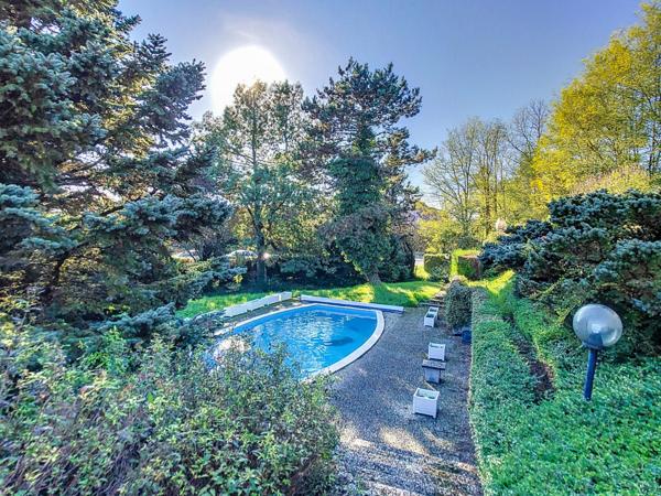 BELLE MAISON SITUEE DANS UN GRAND PARC ARBORE