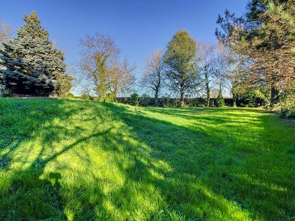 BELLE MAISON SITUEE DANS UN GRAND PARC ARBORE