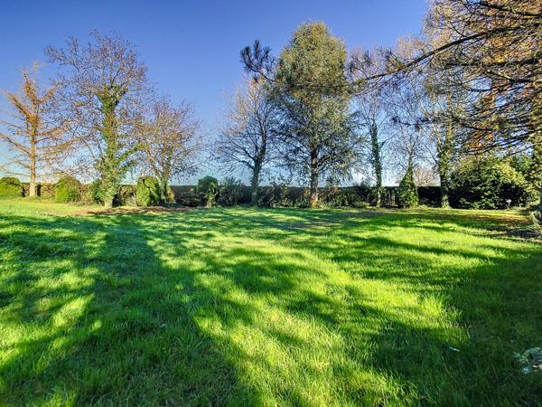 BELLE MAISON SITUEE DANS UN GRAND PARC ARBORE