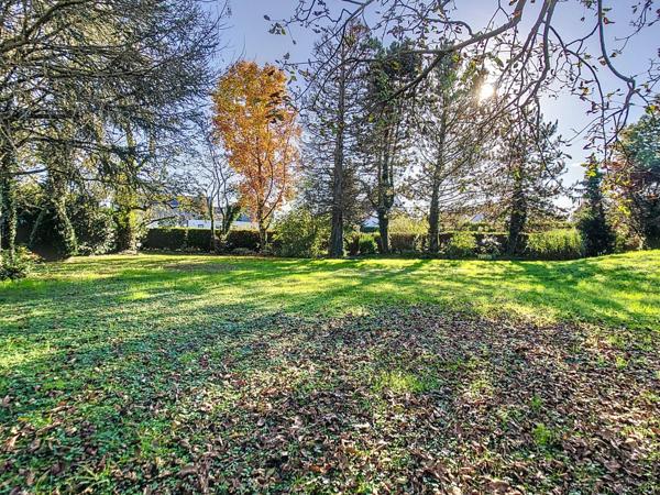 BELLE MAISON SITUEE DANS UN GRAND PARC ARBORE