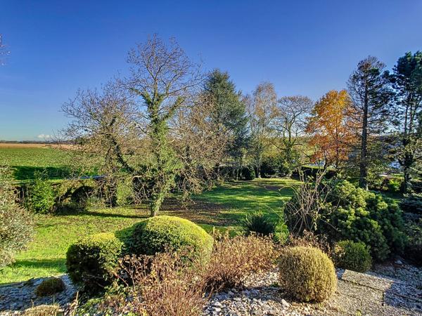 BELLE MAISON SITUEE DANS UN GRAND PARC ARBORE