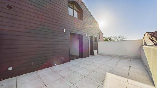 Grand Appartement de type Loft Industriel, en duplex, sur le quartier de La Pallice.