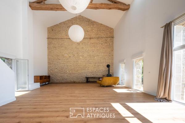 Ancienne grange réinventée en volume cathédrale dans le Tournugeois