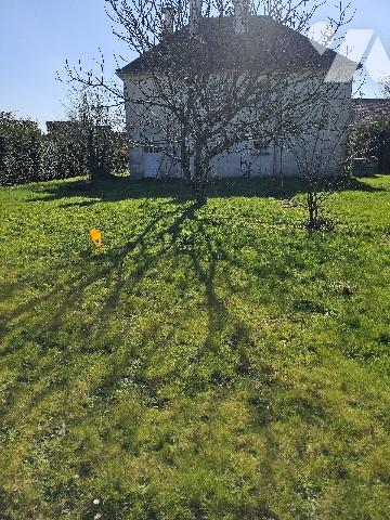 Maison individuelle d’environ 108 m² habitables sur terrain d’environ 610 m², proche des commerces.