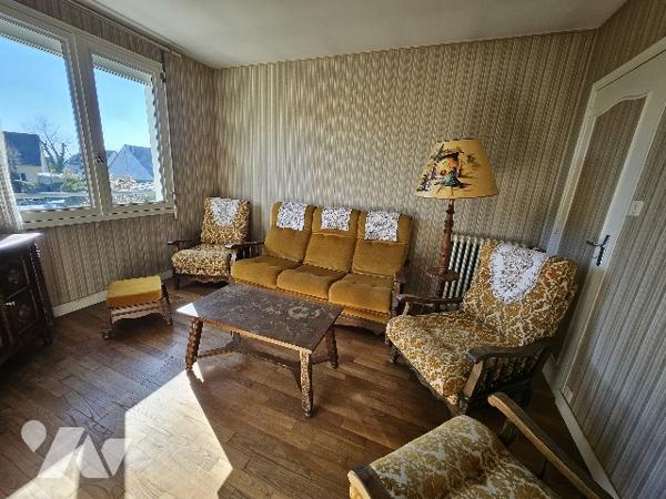 Maison individuelle d’environ 108 m² habitables sur terrain d’environ 610 m², proche des commerces.