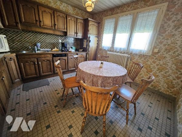 Maison individuelle d’environ 108 m² habitables sur terrain d’environ 610 m², proche des commerces.