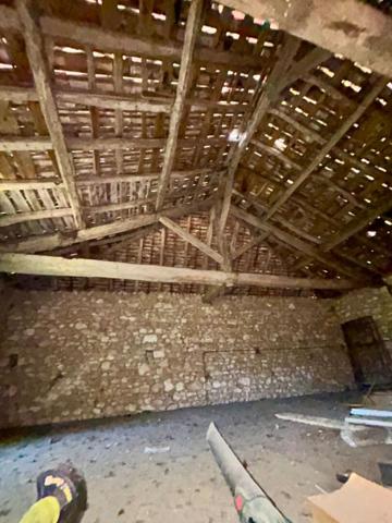 A vendre, corps de ferme aux portes de Périgueux 24000
