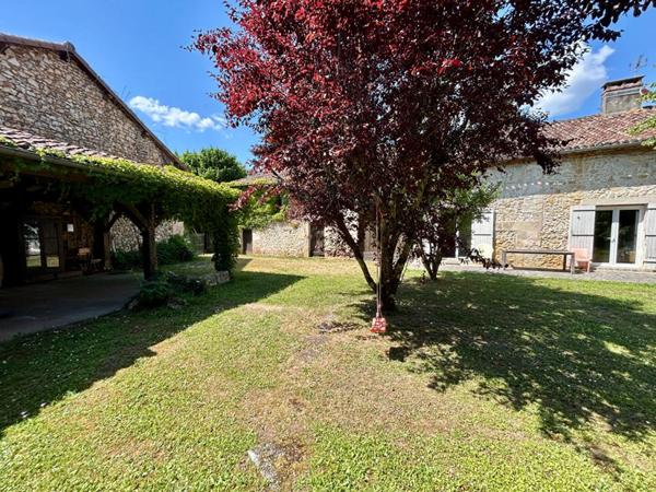 A vendre, corps de ferme aux portes de Périgueux 24000