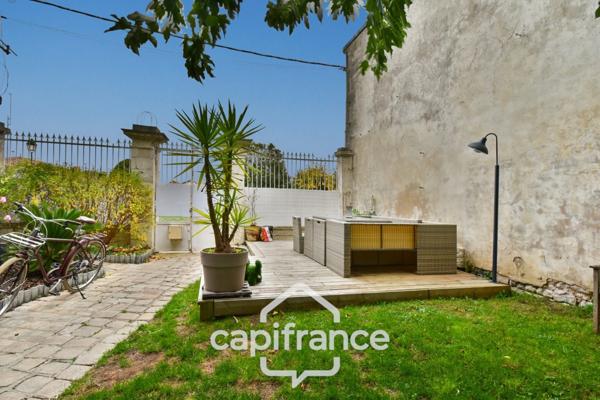 Maison de caractère à vendre, En Charente Maritime (17)centre ville SAINT JEAN D'ANGELY, 7 pièces avec jardin clos