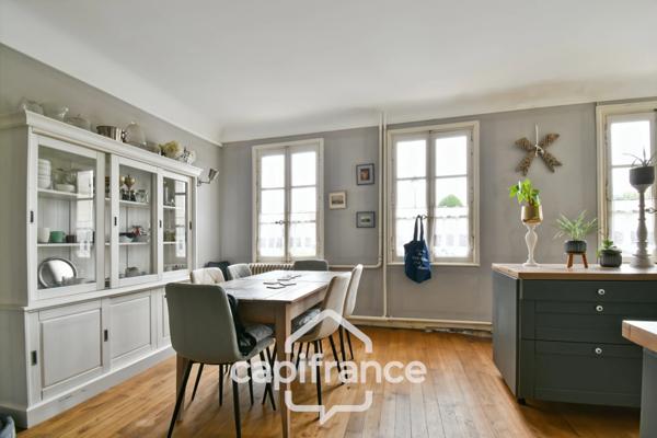 Maison de caractère à vendre, En Charente Maritime (17)centre ville SAINT JEAN D'ANGELY, 7 pièces avec jardin clos