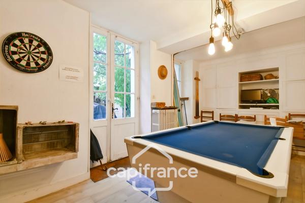 Maison de caractère à vendre, En Charente Maritime (17)centre ville SAINT JEAN D'ANGELY, 7 pièces avec jardin clos